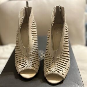 EUC 6.5 Vince Camuto Women's Cream Woven Peep-Toe Heels